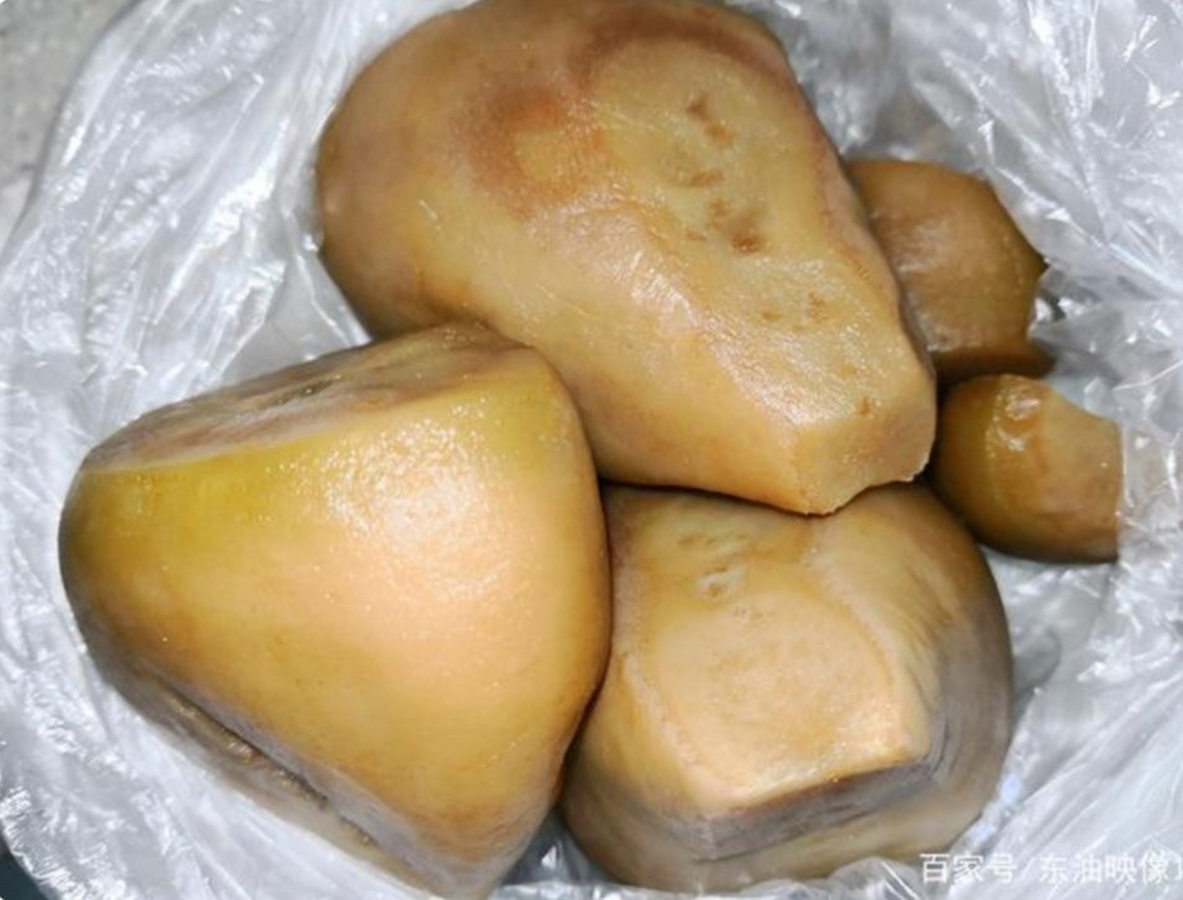 又到腌芥菜疙瘩的季节了,芥菜疙瘩,卜留克,撇了疙瘩开始大量上市,腌制