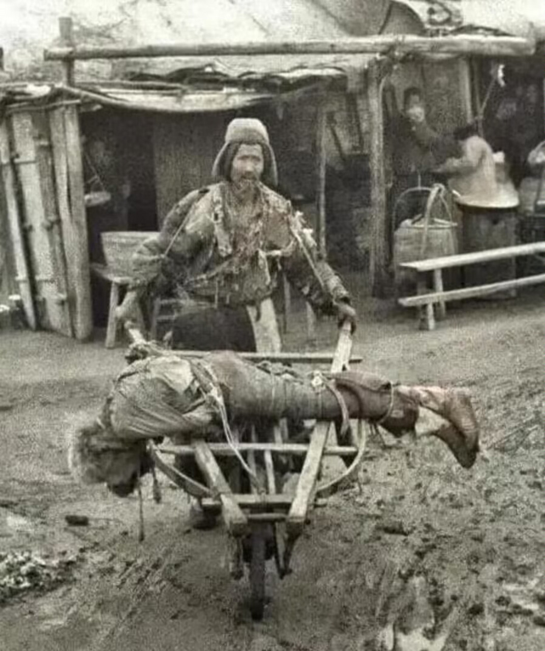 1942年河南大饥荒真实照片,一个小孩子拿着碗要饭刚好被国外摄影师拍