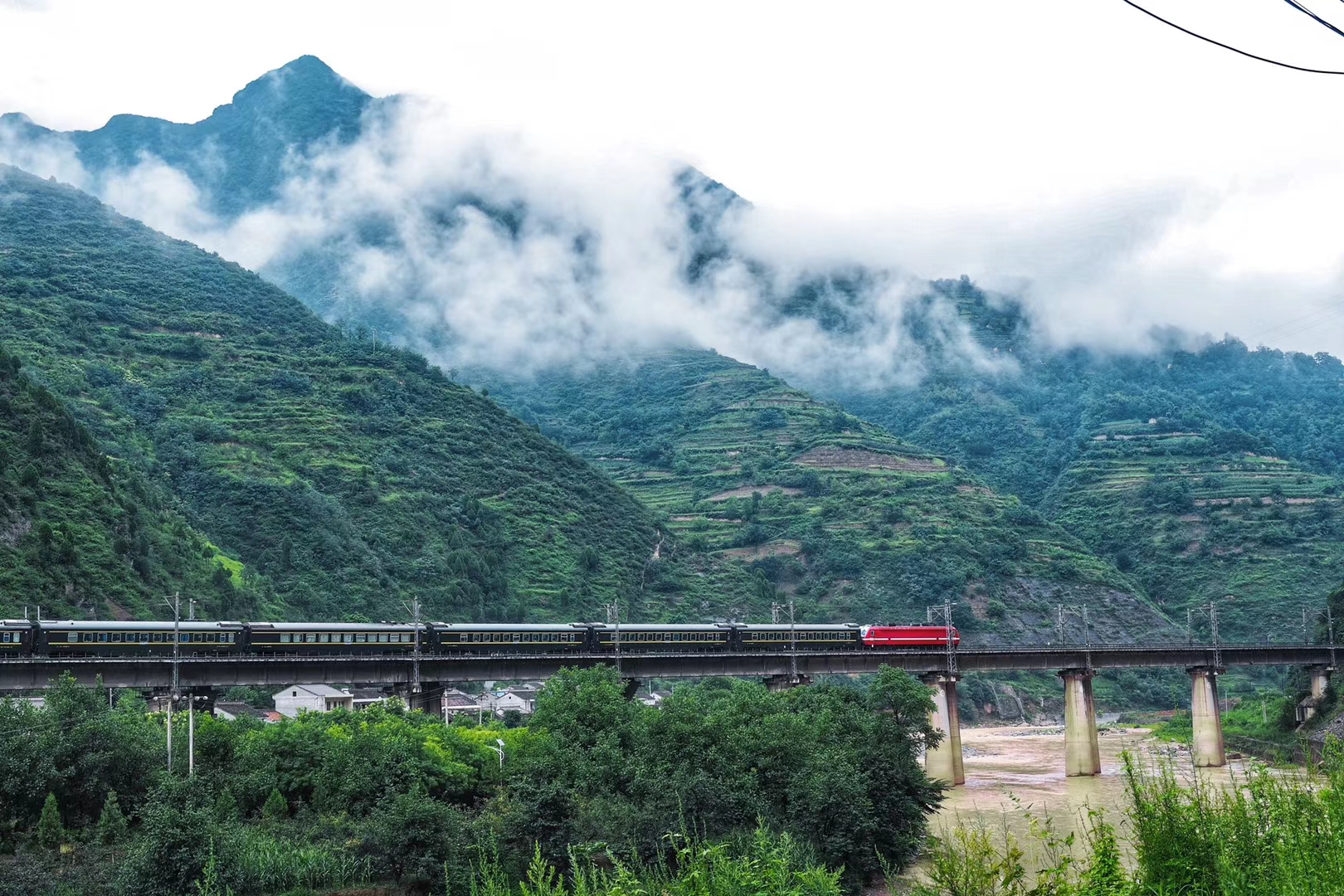 310国道宝天段沿线穿梭在雨雾间的列车高铁