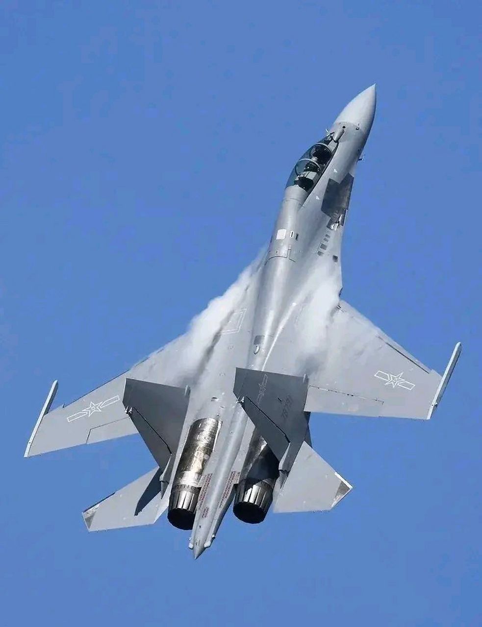 中国新一代多用途歼击轰炸机——歼-16"潜龙"  近年来,中国航空工业