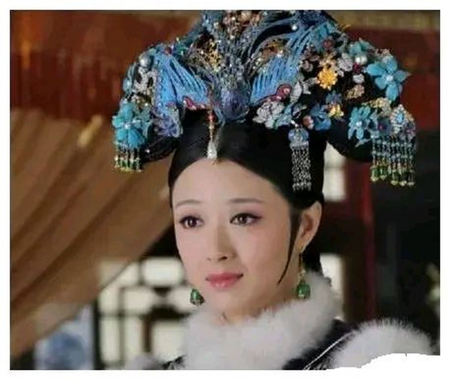 甄嬛传:浣碧大婚时佩戴的凤冠,是华妃的点翠头饰.