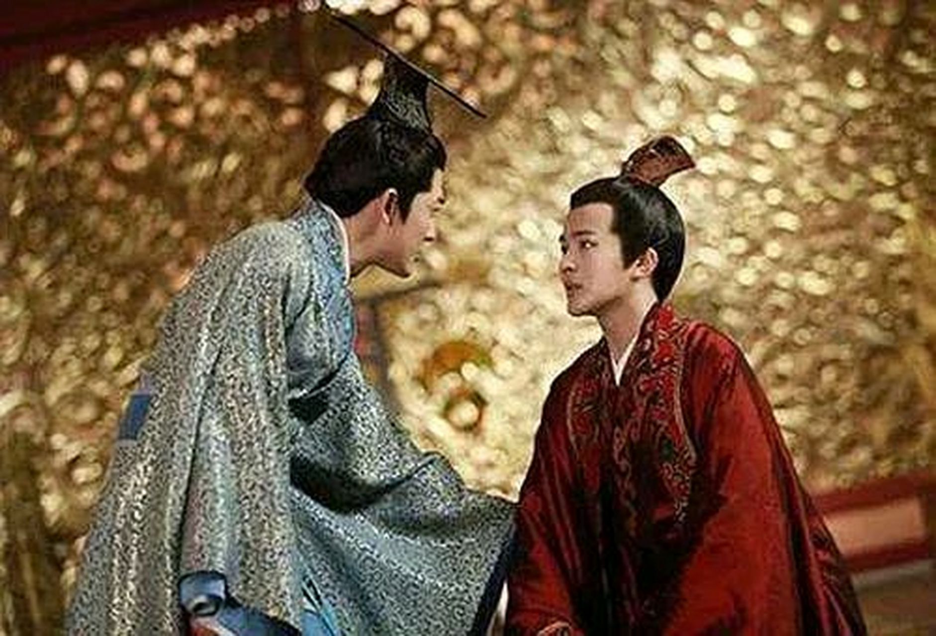 一天晚上,汉武帝刘彻最爱的男宠韩嫣,正在与一位宫女翻云覆雨.