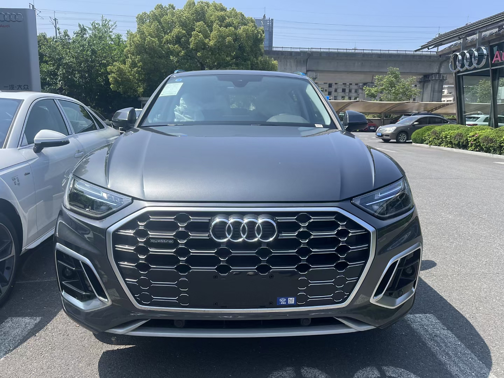 奥迪q5l 40t 豪华动感  天云灰 指导价417600  ,这个颜色也很赞.