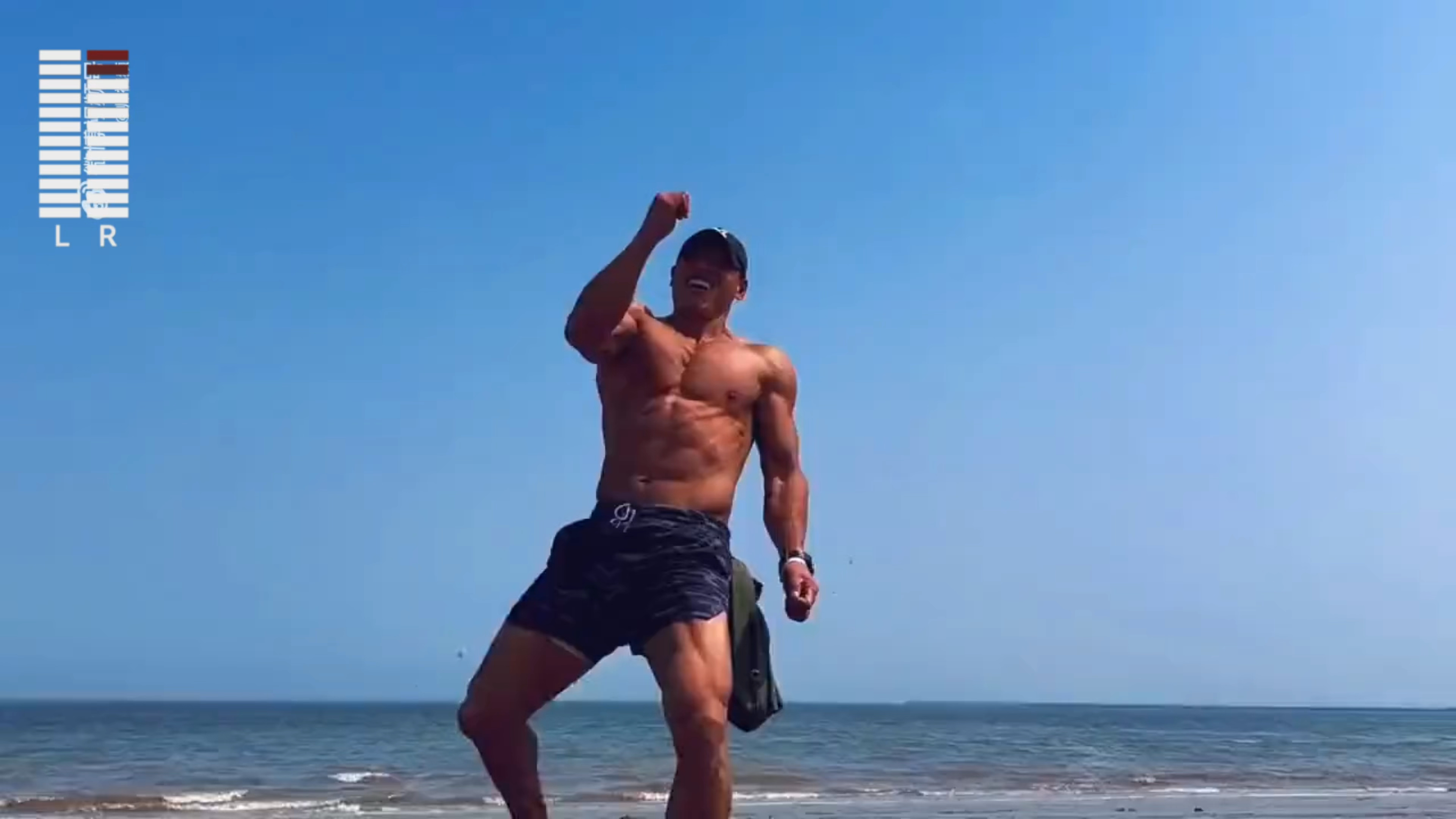 黑皮肌肉男的旋风无敌腿