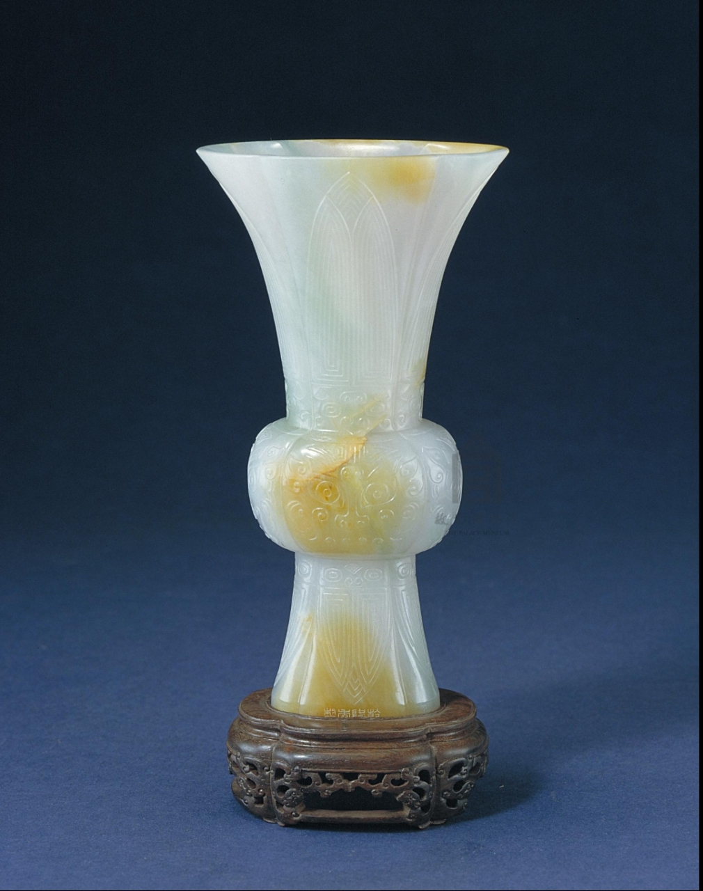 【如果国宝会说话】 翠乾隆款仿玉觚gu 觚是古代的一种饮酒器 此翠觚