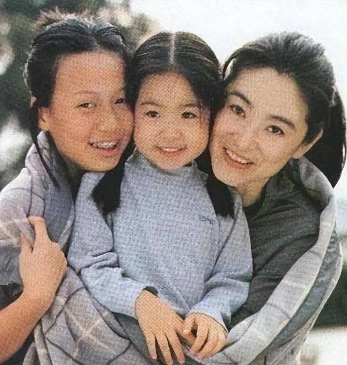 失散多年的姐妹林青霞和林莉终于在1990年相认,二人虽然分离了