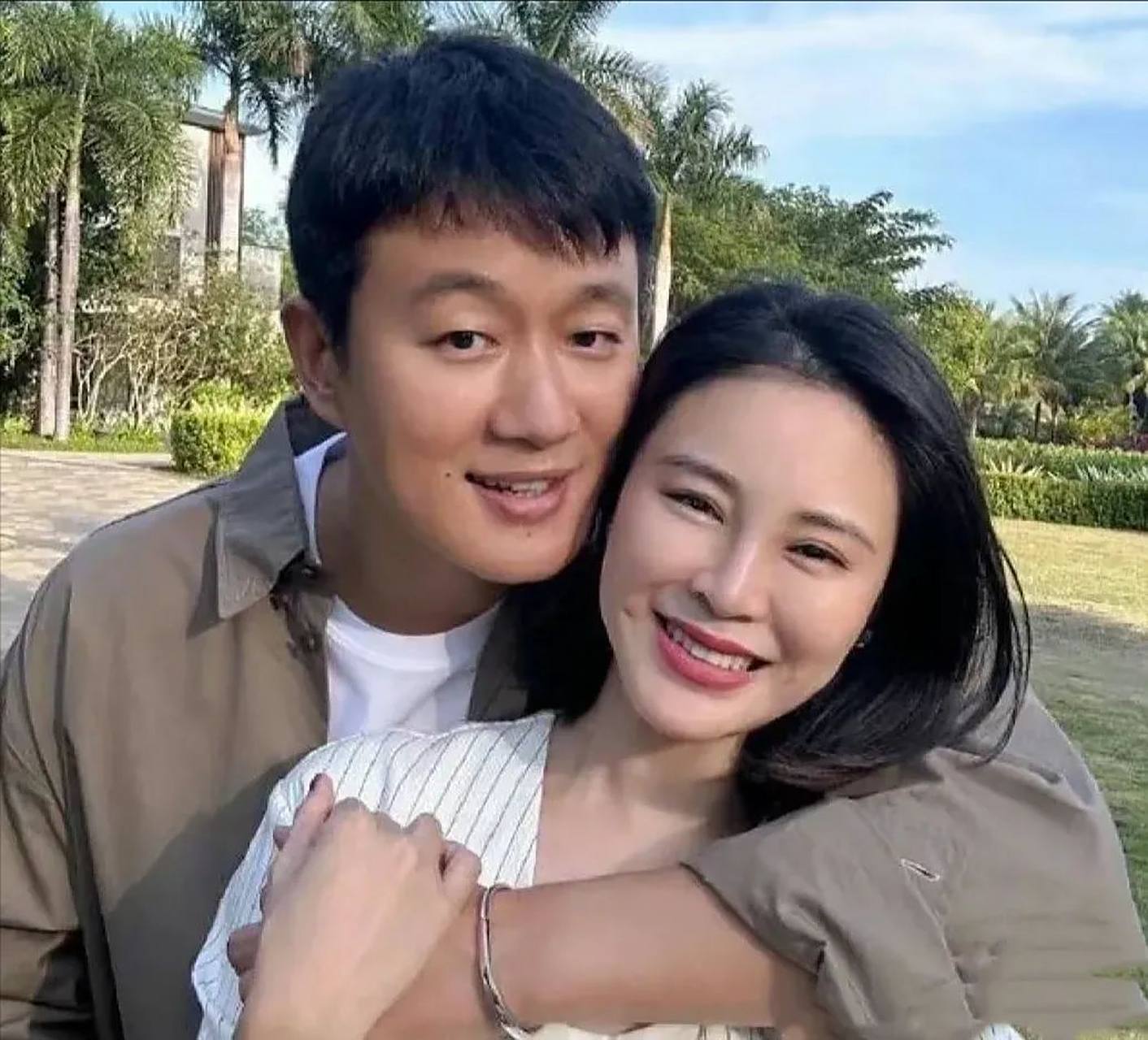 他把自己的老师娶回家,8年生三胎,如今结婚15年还