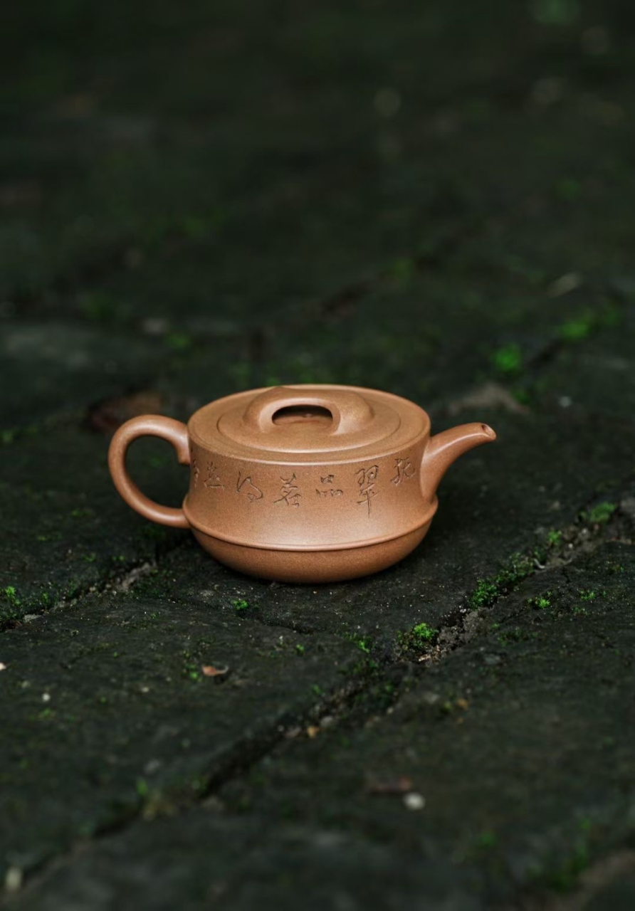 林一帆新作 牛盖秦础  原矿老段泥 黄文艺刻绘装饰  130cc#紫砂壶
