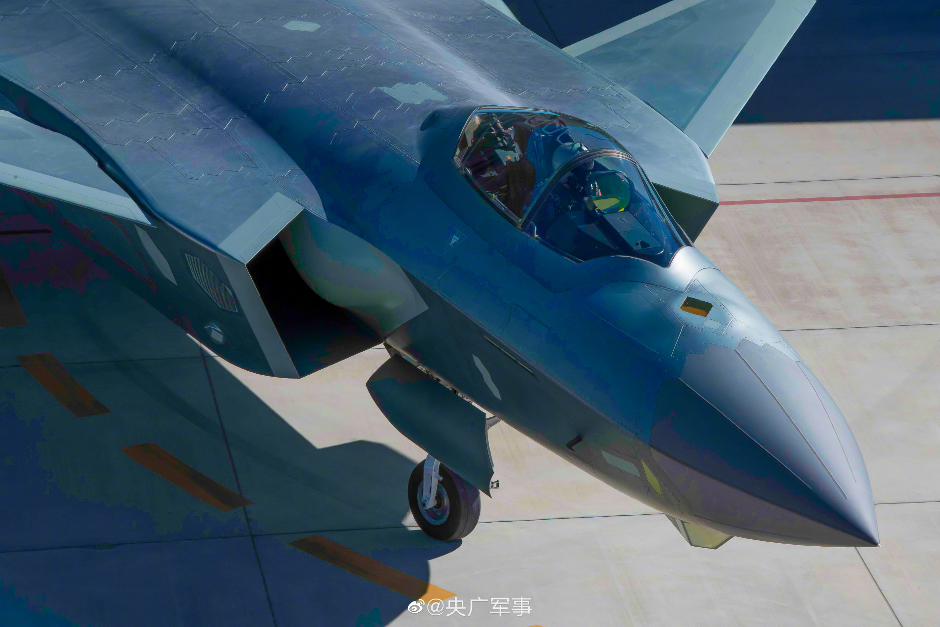 12张歼20高清壁纸  央广军事微博2023-01-11   2011年1月11日,歼-20