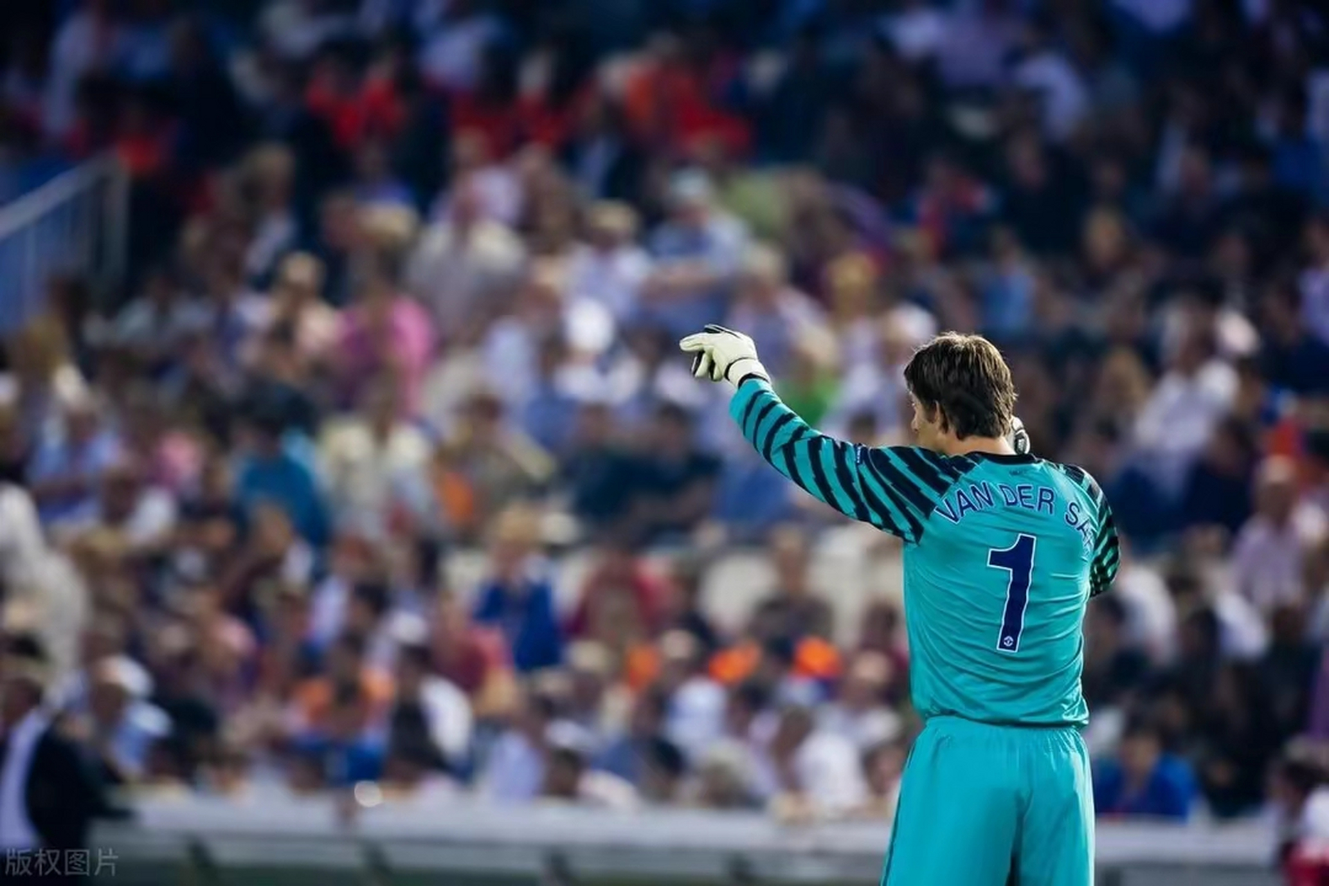 北京时间7月8日凌晨,据荷兰媒体《电讯报》报道,荷兰足球名宿范德萨因