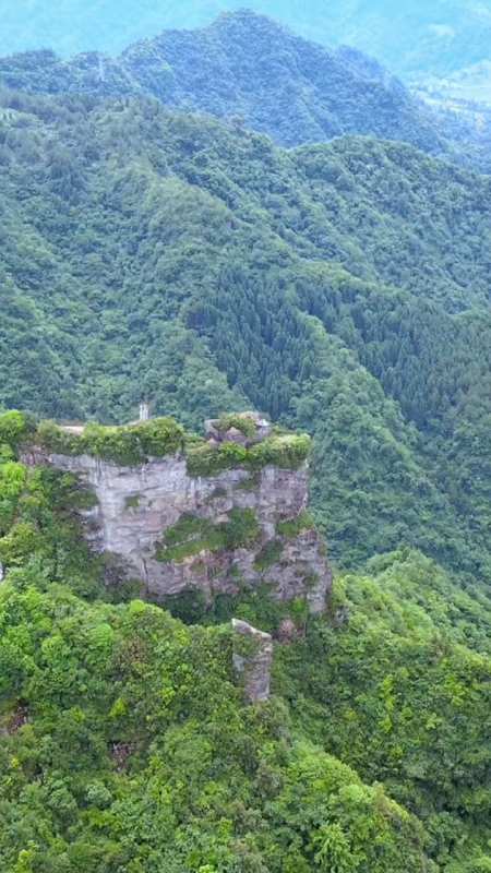 龙骨寨位于重庆石柱土家族自治县东南部六塘乡境内素有小峨眉之称