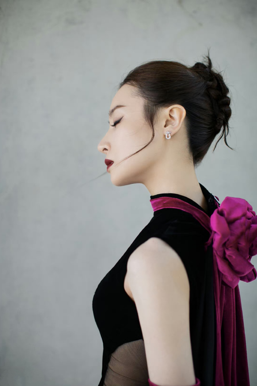 隆妮# 一袭黑色丝绒束腰礼裙,妩媚柔情的容颜,白皙水嫩的肌肤,性感