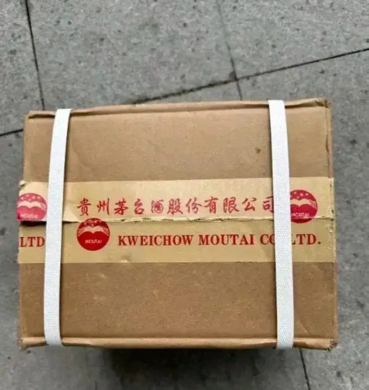 在重庆,谭先生买了一箱茅台酒,开箱后发现里面有很多钱.