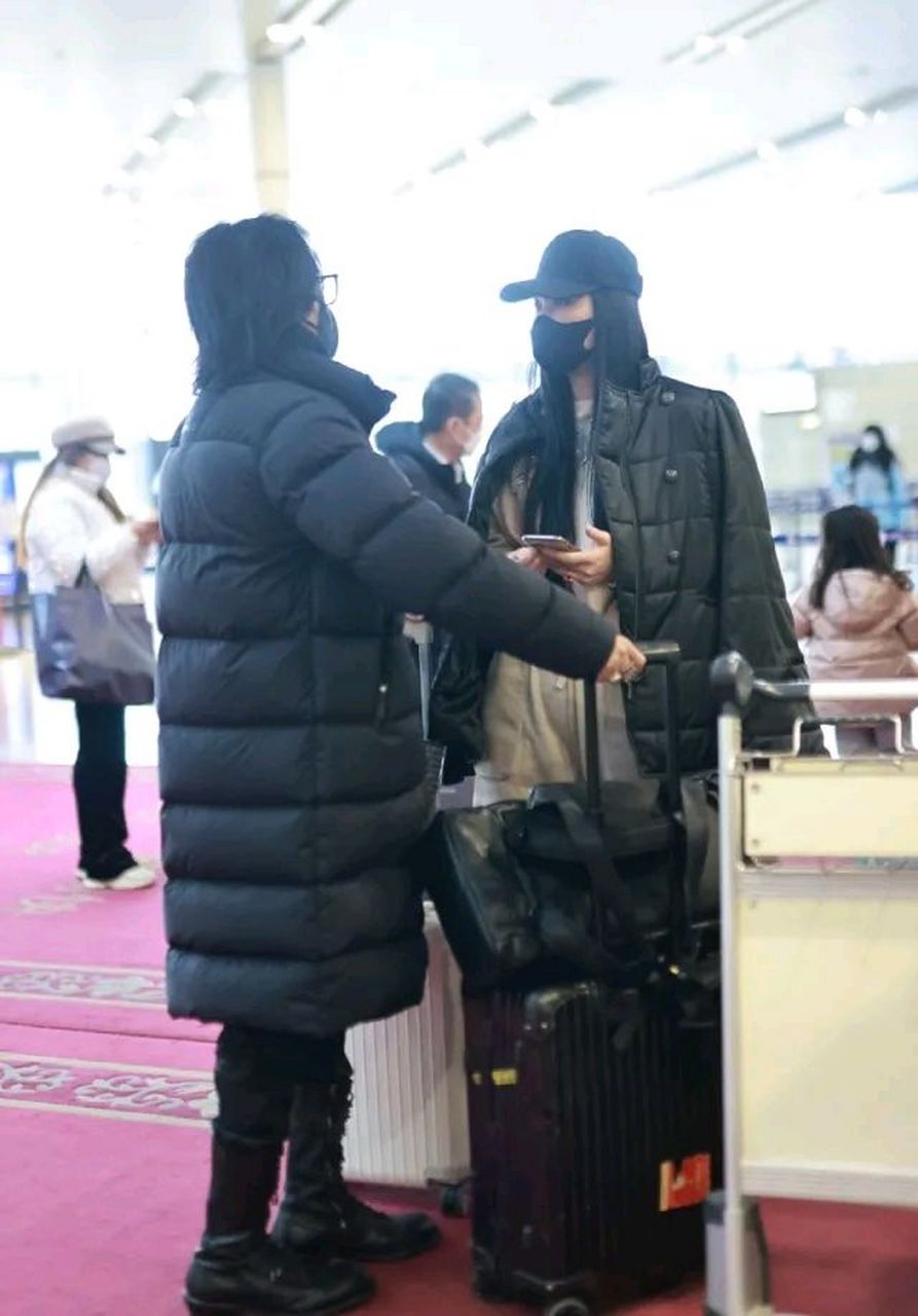 最近黑豹乐队主唱张淇和妻子韦佳一起亮相上海机场,两位这次搭配的都