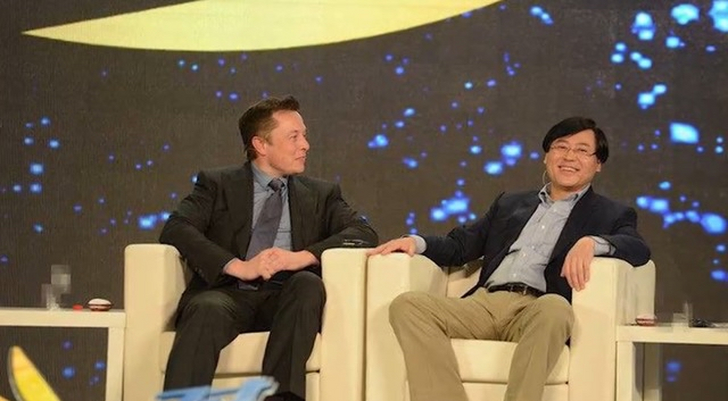 2014年,在央视《对话》节目中,杨元庆与马斯克比拼客户数量