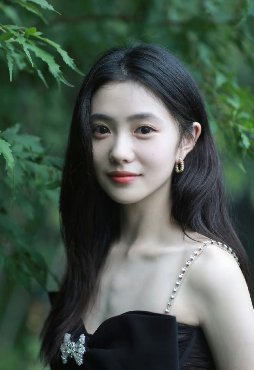 明星# #刘浩存#  刘浩存一袭黑色吊带长裙,优雅甜美.