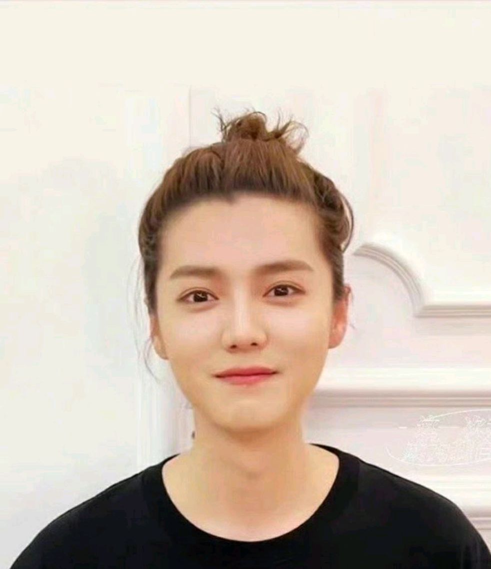 鹿晗新造型,可爱丸子头好似永远18岁