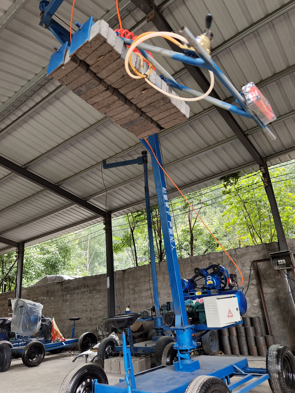 空心砖码垛机介绍,空心砖装车机新款水泥砖码砖机采用三相电,无线遥控