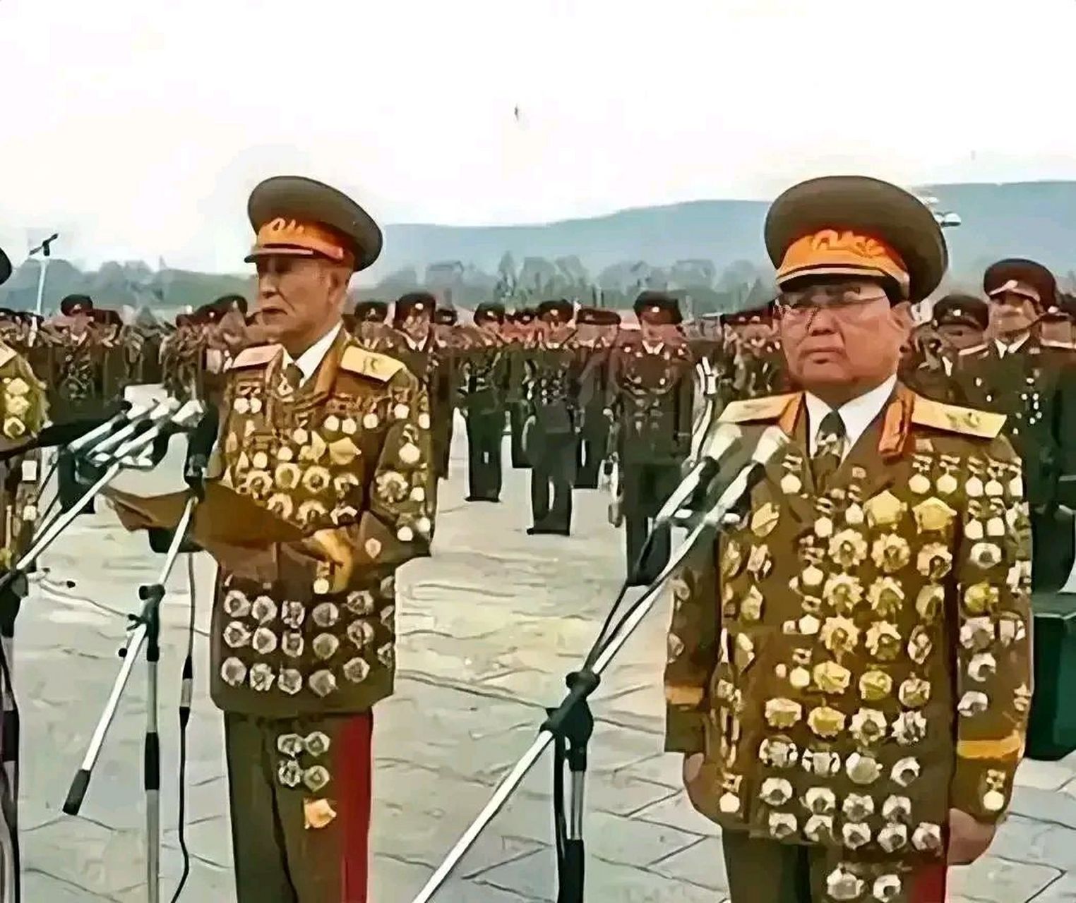 这满身勋章,不知付出了多少心血和汗水,很多人穷极一生也无法达到这样