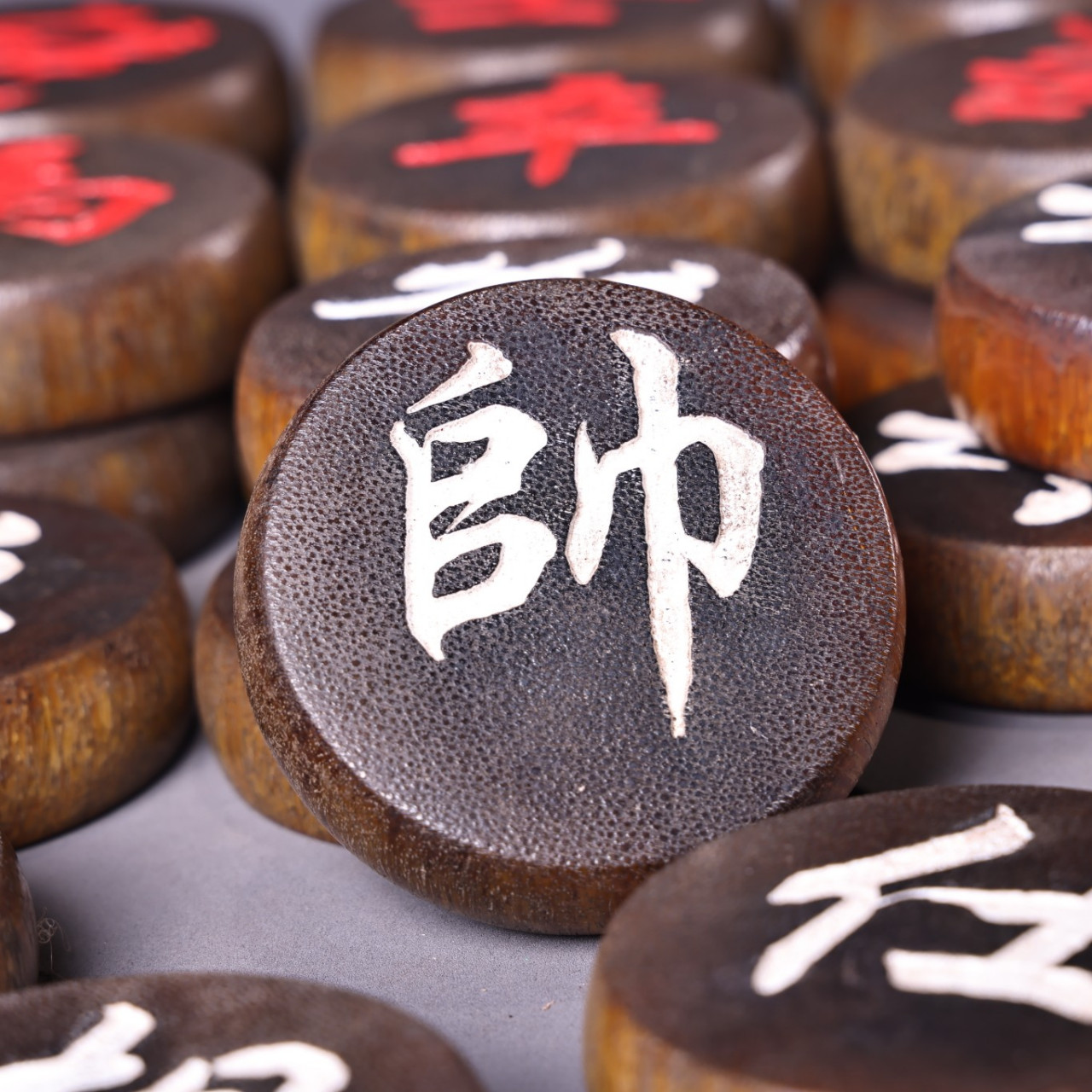 珍品旧藏收罕见犀牛角雕刻象棋一套 一个重50克  厚1.5厘米  直径5.