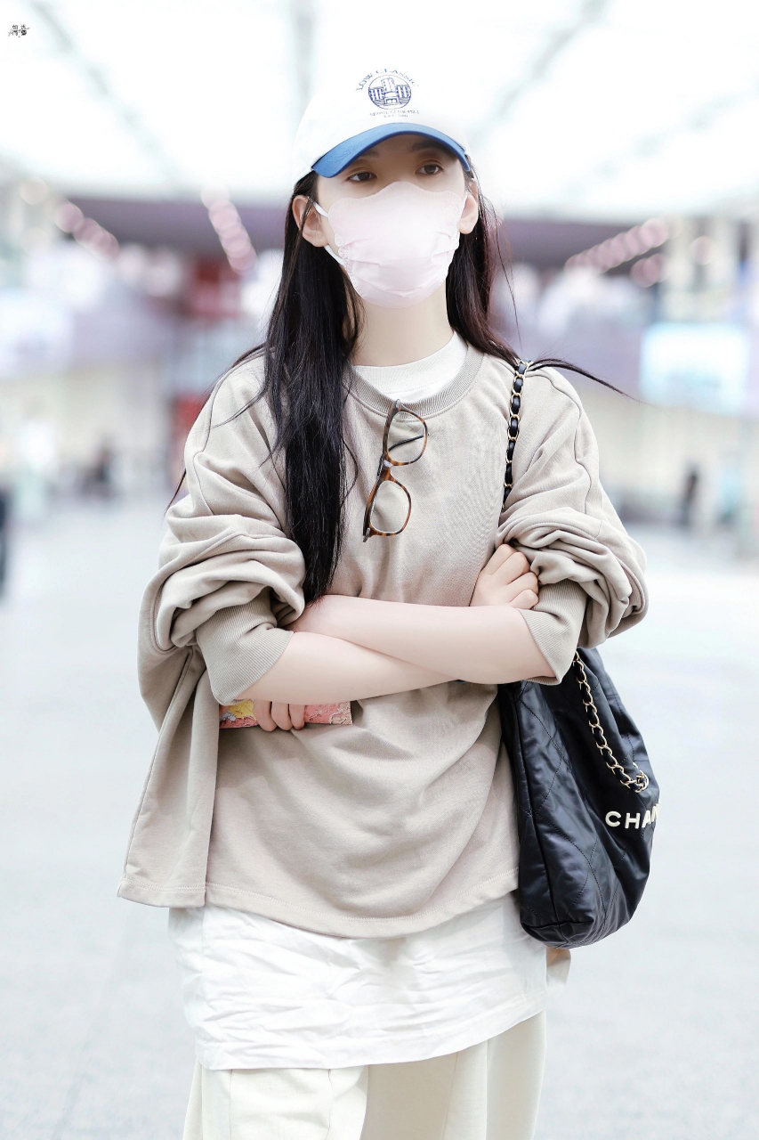 时尚穿搭# #明星穿搭# 章若楠的这套很适合机场,休闲一看就很舒服