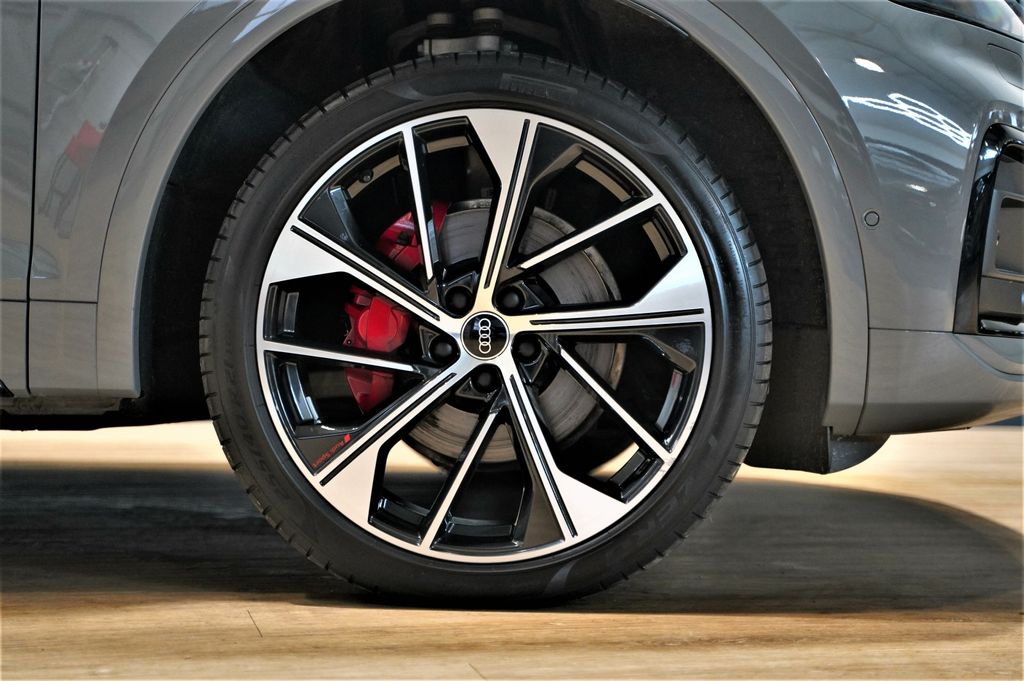 奥迪q5"sport"完成升级,红色卡钳 20寸轮毂,加速成绩优于glc