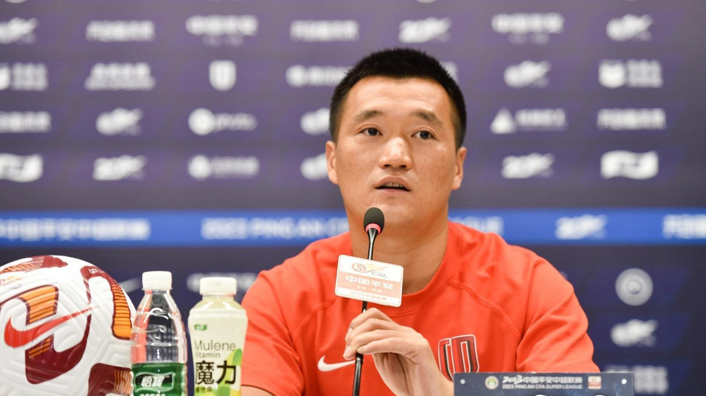 6月7日下午,成都蓉城队主教练徐正源和球员唐淼一同出席了中超联赛第