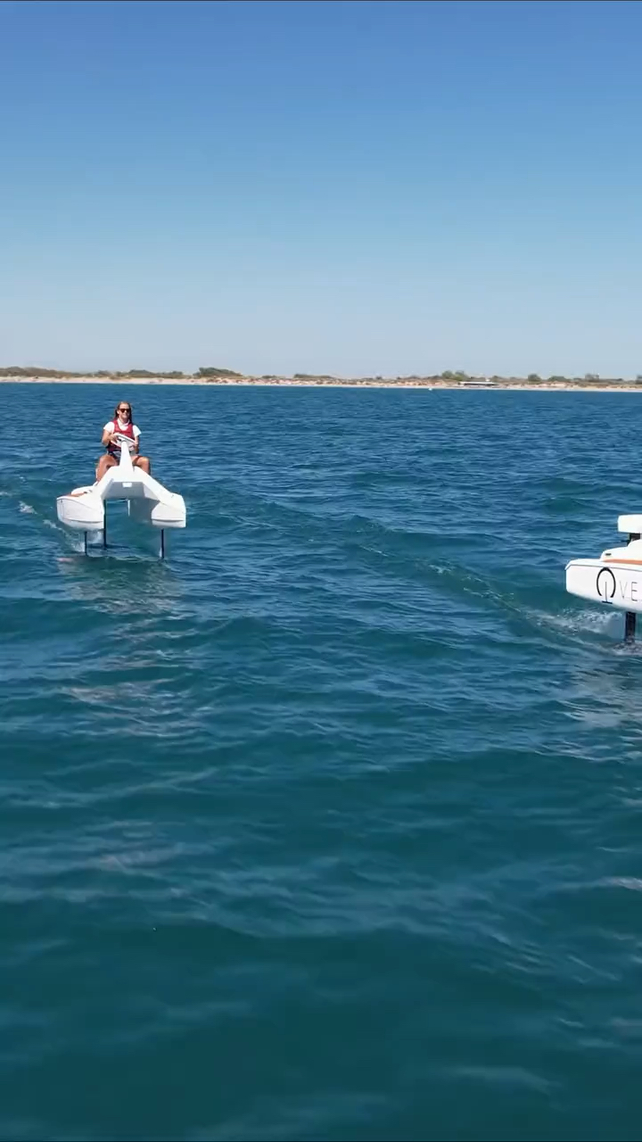 国外新研制的电动双体水翼艇,适合女士和小朋友玩.