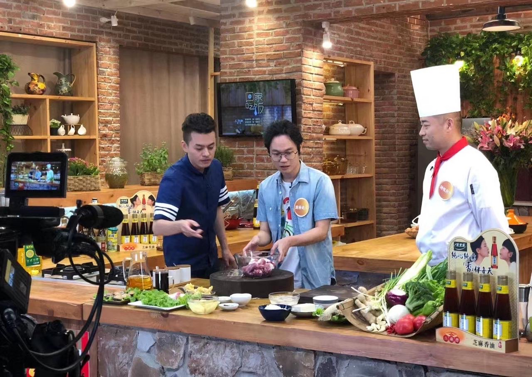 隋坡有两重身份,早年拜国宴大师郑秀生为师,在餐饮行业他打拼了30年