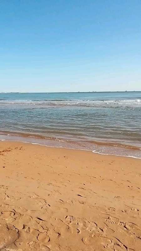 美丽的渤海湾海面,不停的有海浪涌来,辽阔的海面漂亮极了-度小视