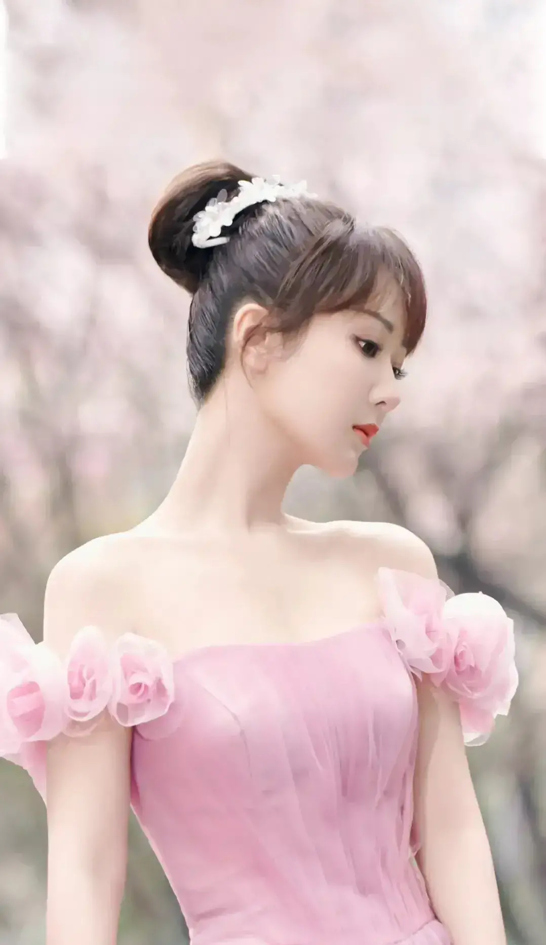 杨紫,抹胸礼裙尽显妩媚动人,珠圆玉润诱惑力超强