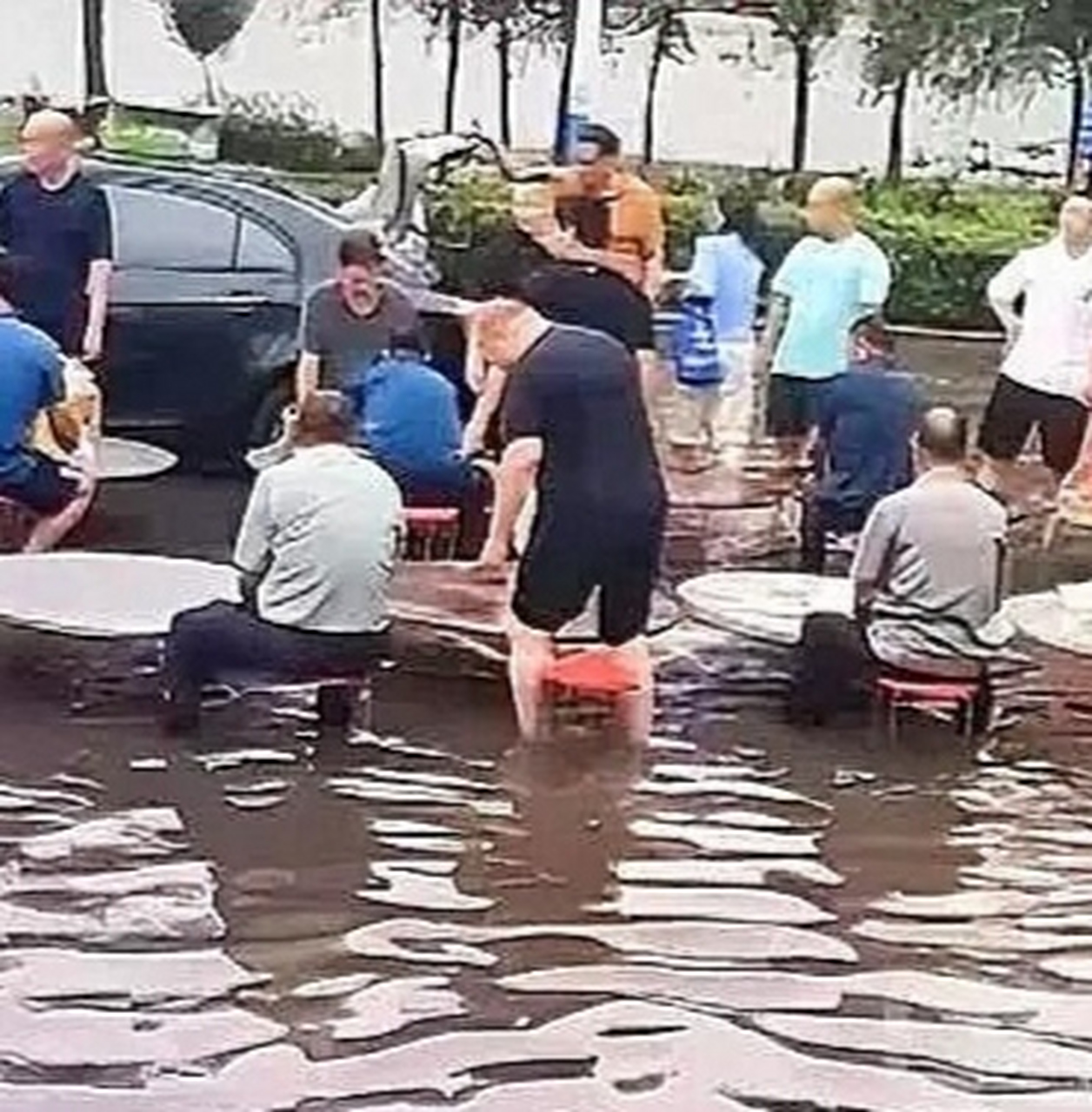 近日,河南新乡,一场大雨过后,地面积水近30厘米深,快要齐膝盖了;可