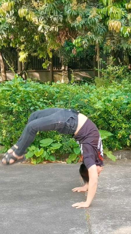 平地下腰熟练后,做后翻很简单