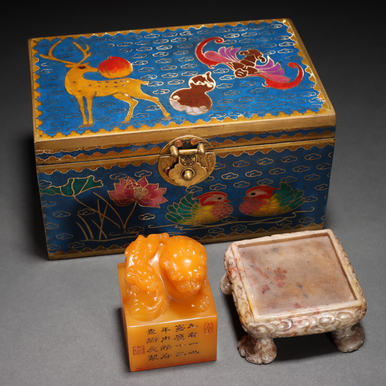 清嘉庆 田黄石太师少师钮印章. 规格:总高10㎝宽7.5㎝重652g