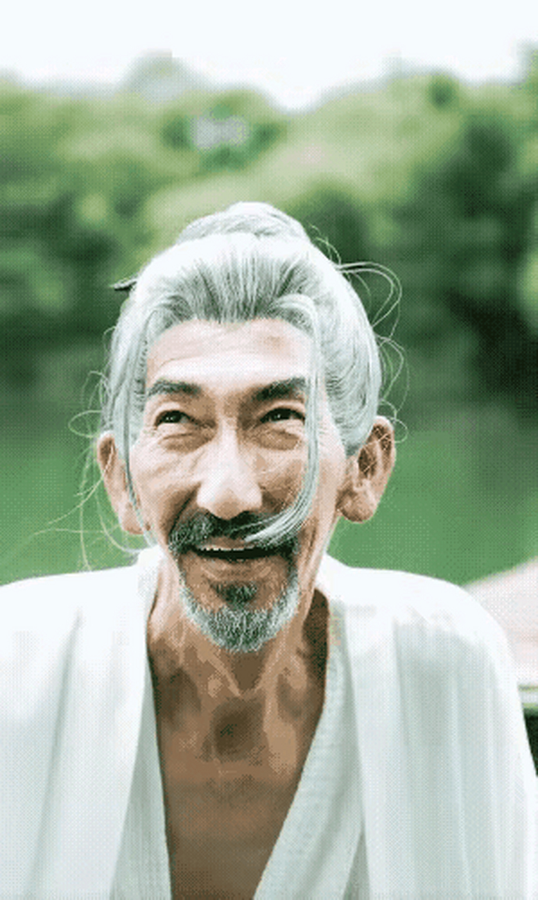 他穿着一袭古风的白衣,眼神里充满了沧桑,那满脸的褶皱,以及眼神状态