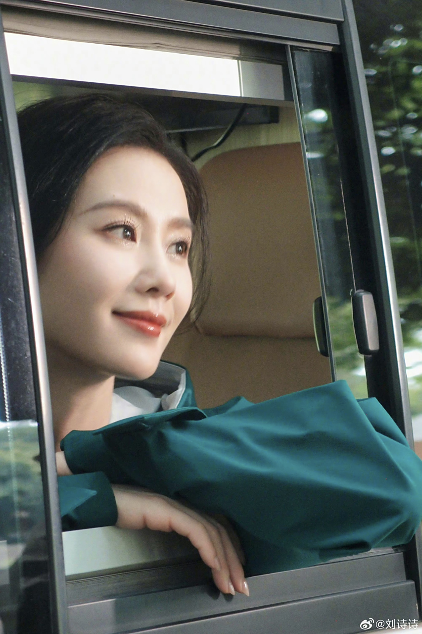 刘诗诗最新的露营照片来啦~这优雅松弛的气质真的绝了啊!