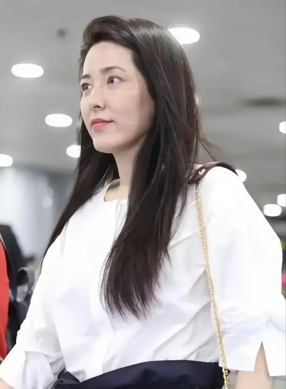 曾黎的容颜似乎已经有了明显的岁月痕迹,她的素颜照片展现出了她脸部