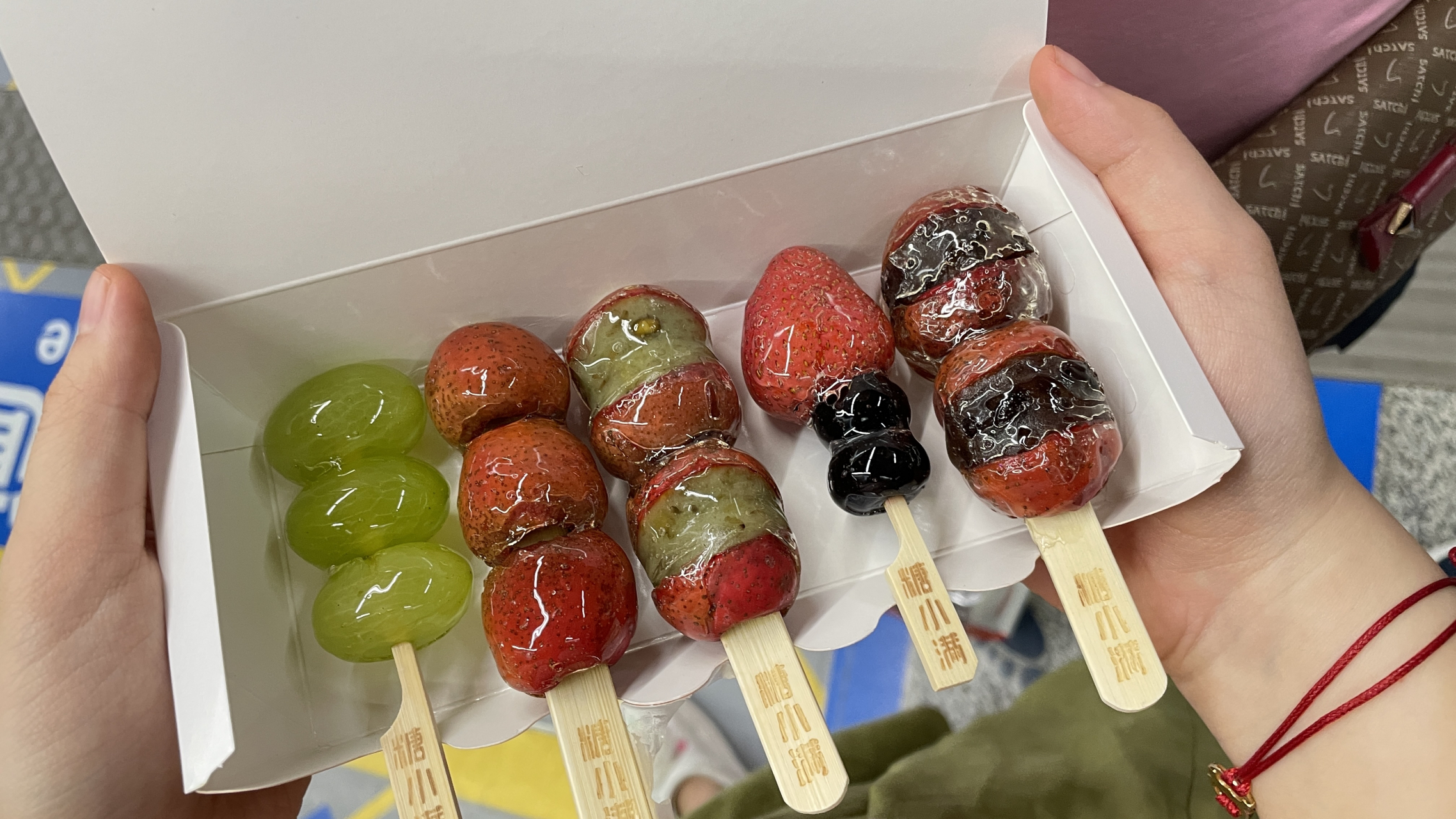 路过盒马大话南门店,不经意间看到他们家的冰糖葫芦,我选了一个最迷你