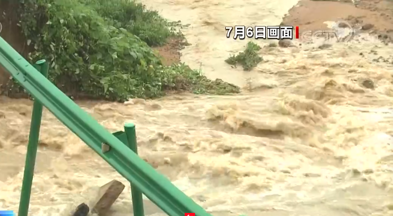 湖北潜江河水猛涨,黄冈境内318国道被冲断,咸宁也普降大到暴雨