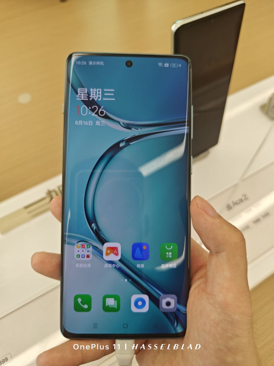 一加ace2pro摸到真机了,居中打孔颜值真不错,这次质感很好～可惜曲面