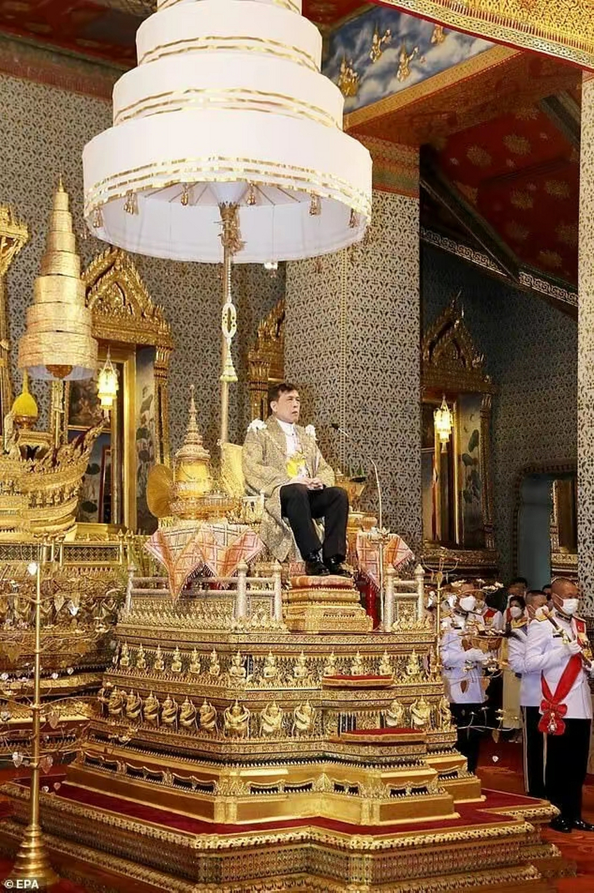 泰国国王拉玛十世玛哈·哇集拉隆功再次展现了他惊人的财富和权势