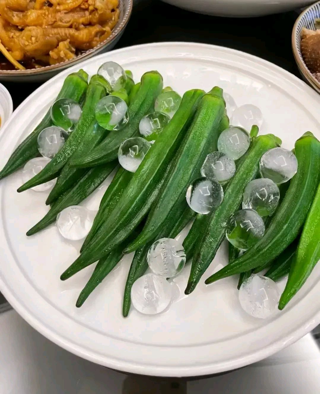 我们同事请客吃饭,饭局期间服务员居然端了一份冰镇秋葵,旁边当了一