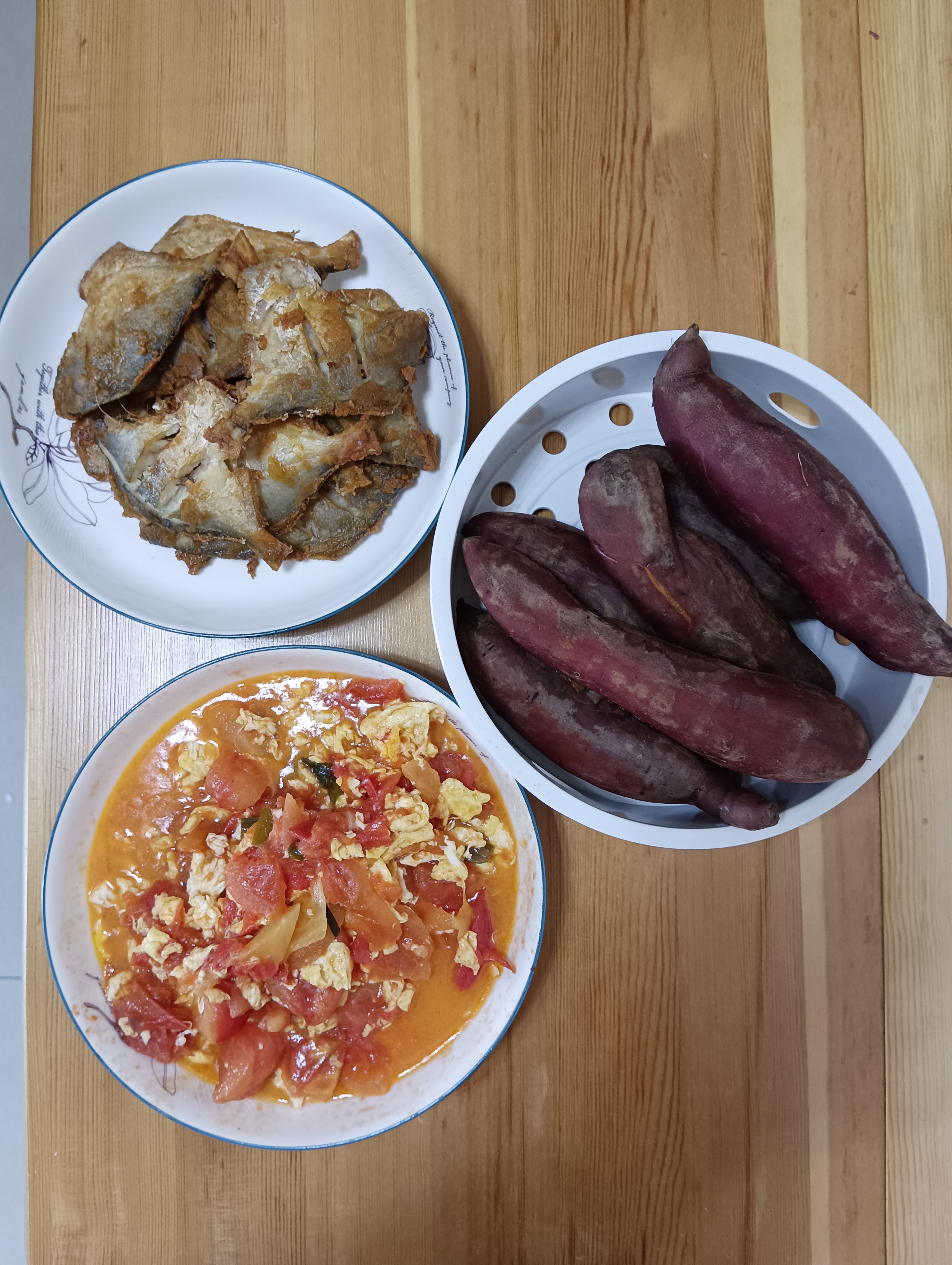 煎一盘小平鱼再来一盘西红柿炒鸡蛋加上软甜的红薯又解决了一顿