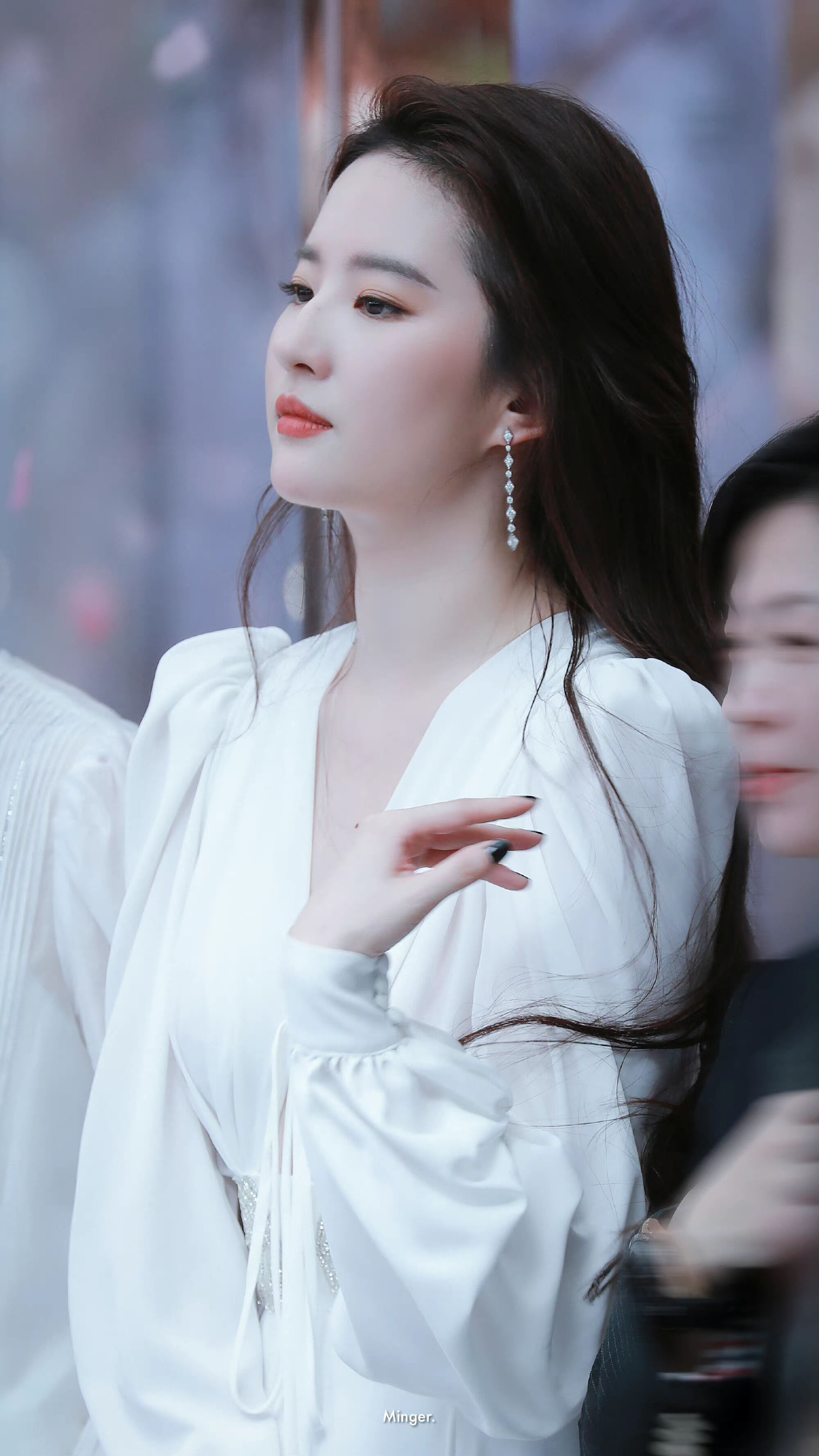 "路人视角"下的刘亦菲美出圈,穿简单的白裙,依旧很有高级感