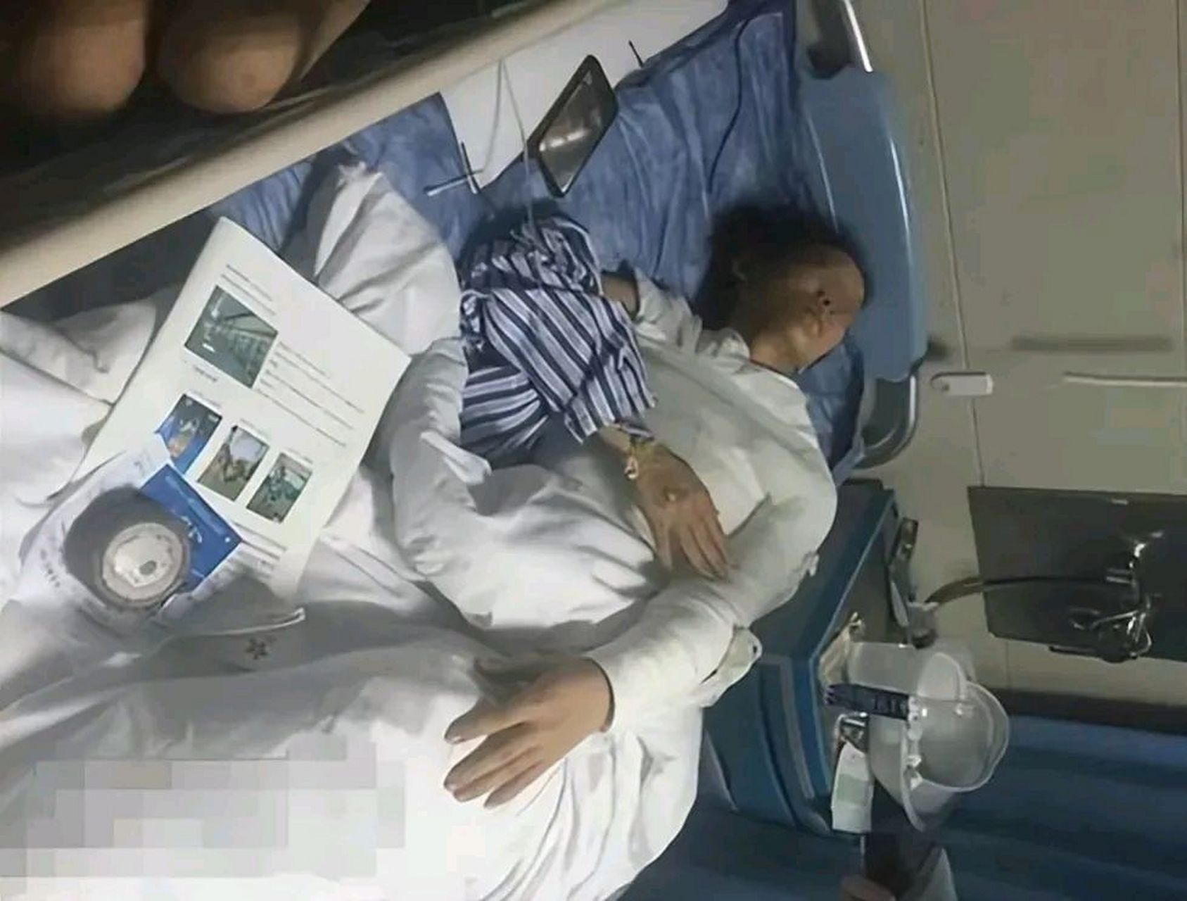 女子火锅店辱骂服务员,服务员怒将热水从其头上浇下.