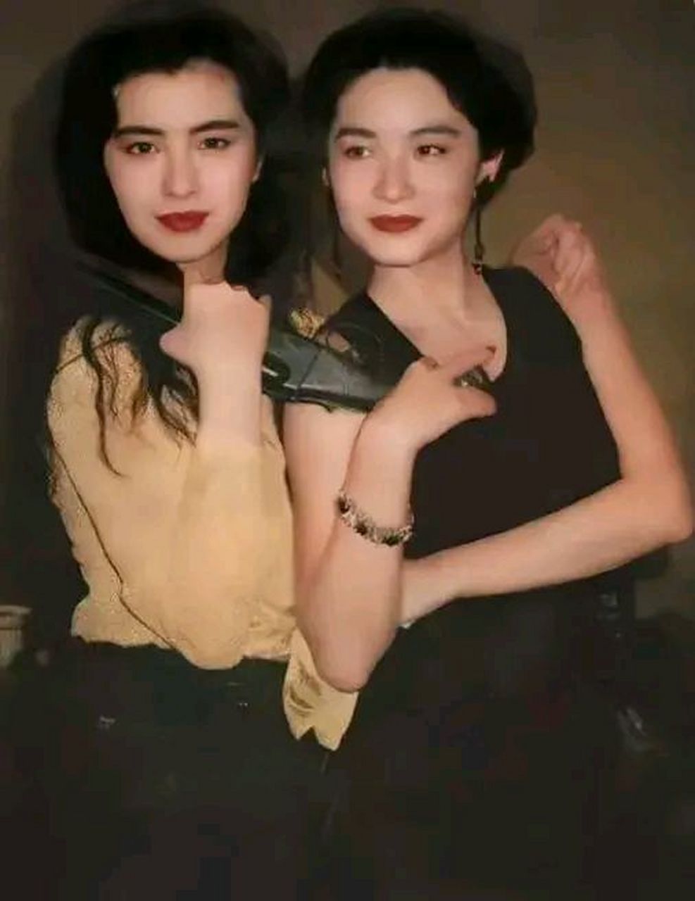 王祖贤和林青霞合照.  两人各有所长.  都是美若天仙级别的.