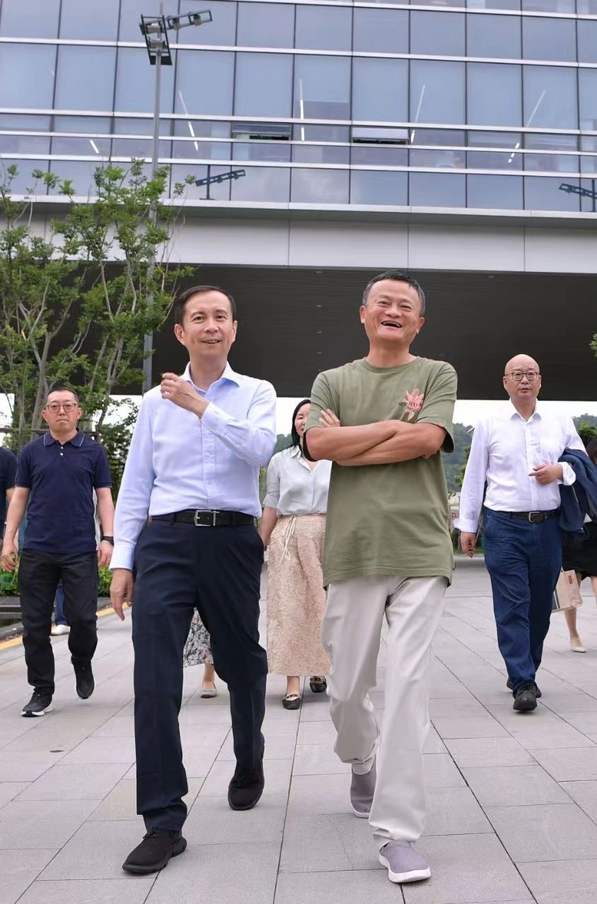 马云现身阿里云谷园区,跟刚卸任阿里集团ceo的逍遥子张勇有说有笑,看