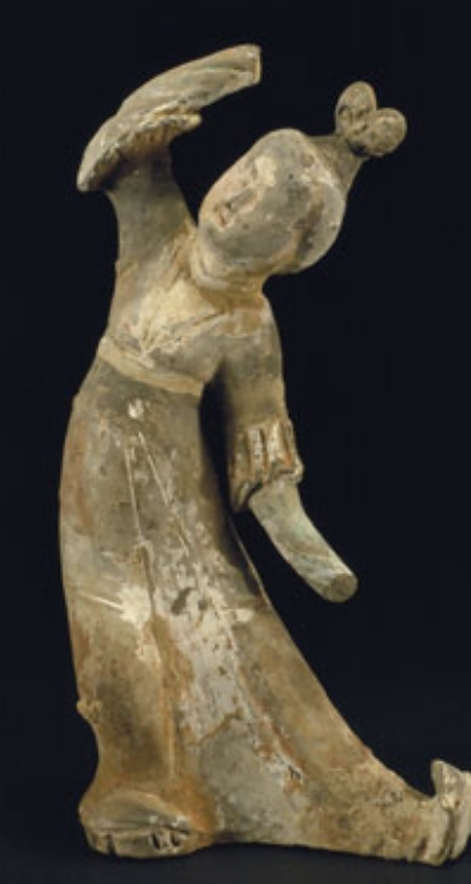 【如果国宝会说话】 陶俑舞女 上穿翻领半袖衫 下著长裙 束腰 头微侧