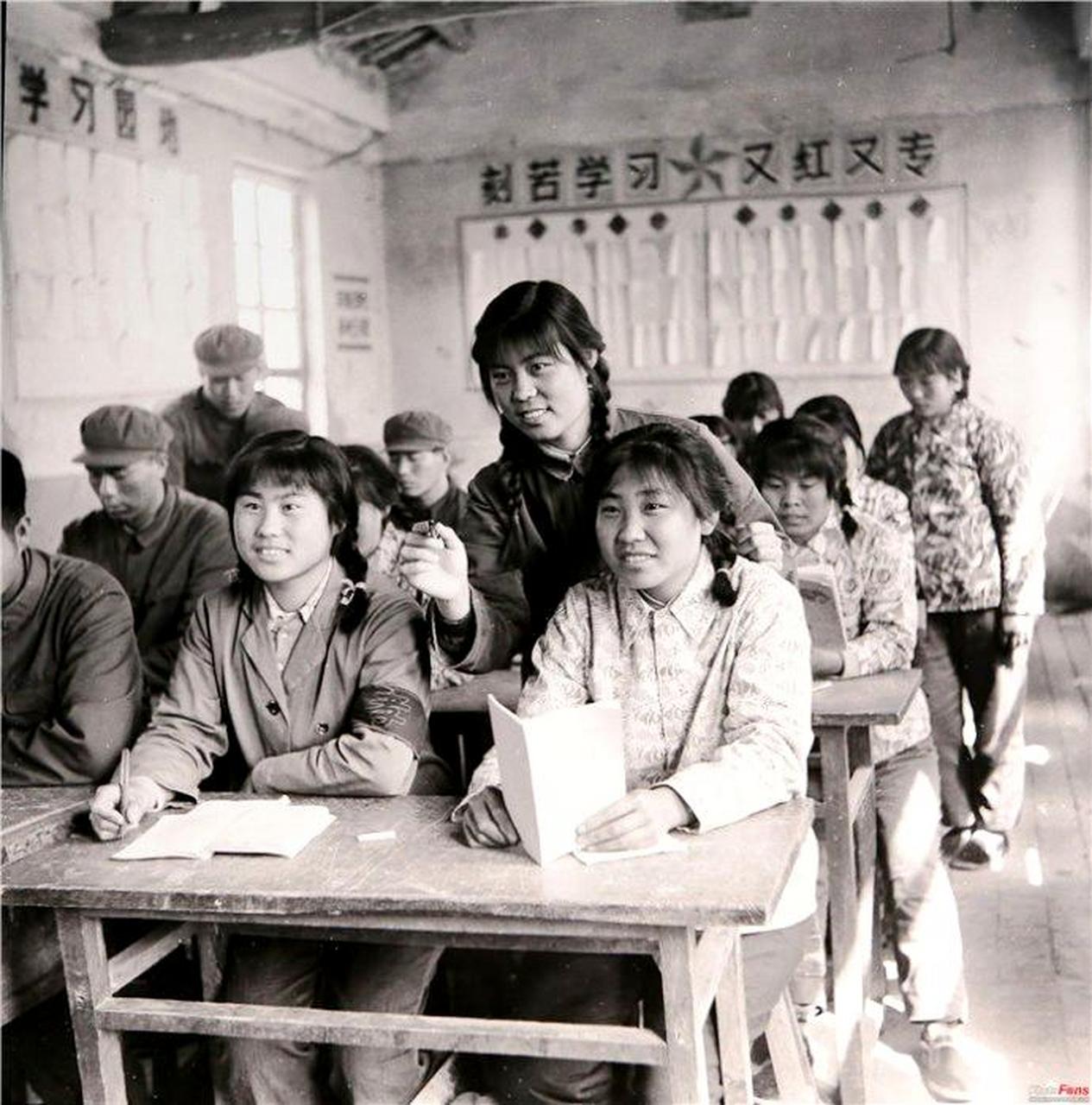 知识青年上山下乡,是中国一支推动社会主义建设前进的不可缺少的