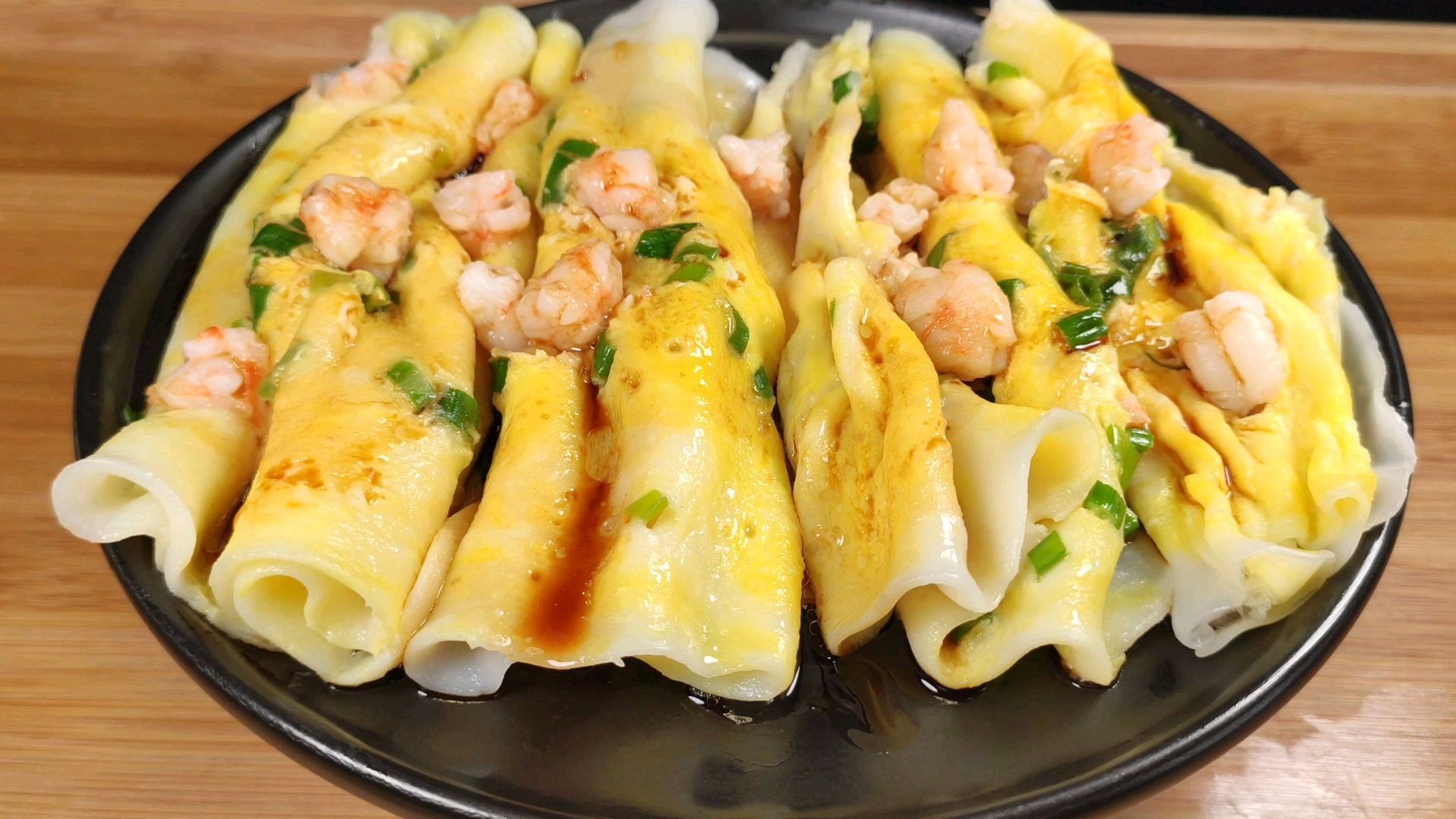 今天我们用大虾和鸡蛋来做好吃的美食,劲道爽滑好吃美味的肠粉